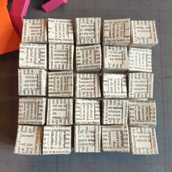 Blocks 10 x 10 – Mijn Dikke van Dale wordt steeds dunner – Handgemaakt